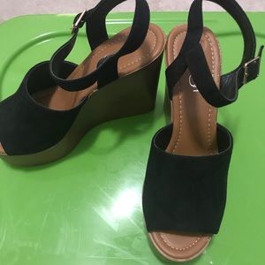 Black Refresh wedges size 7.5